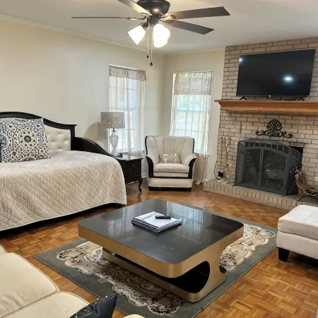 BestStays@King Bee. Large Groups OK.TVs in rooms and Newly Fenced Backyard