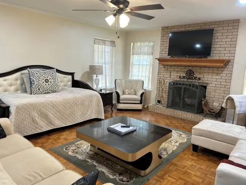 BestStays@King Bee. Large Groups OK.TVs in rooms and Newly Fenced Backyard