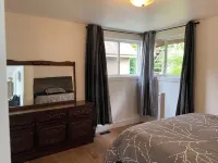 Cottage on a private sandy beach with a gorgeous view of the city of Nelson. - en bord de mer