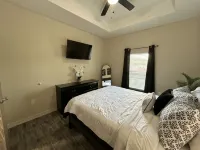 Quiet 2BR Retreat -Fenced yard -Modern Duplex - ห้องครัว