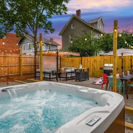 Cincy Central Stay - Hot Tub, Games & Movie Nights