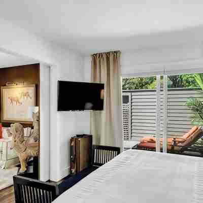 3BR secluded gem w/ pool, minutes to beaches/marinas, walk to town & restaurants Rooms
