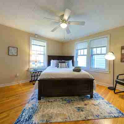 Your Crew Can Rest Well Here.  7 Beds in 5 Bdrms, Nice Yard, A+ Neighbors. Rooms