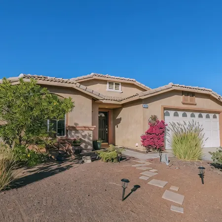 Desert Dreams - Charming 2-bedroom house with a salt water pool
