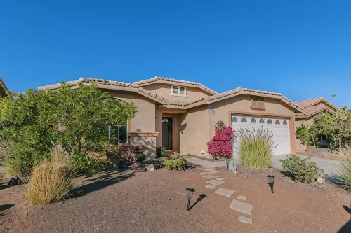 Desert Dreams - Charming 2-bedroom house with a salt water pool