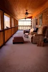 Breathe deep, stay cozy — spacious log cabin living on 30 acres in Aroda, VA - 4 tähden