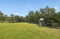 距弗里奧河5分鐘，配有泳池和熱水浴缸的驚艷6卧室度假屋！ - 泳池
