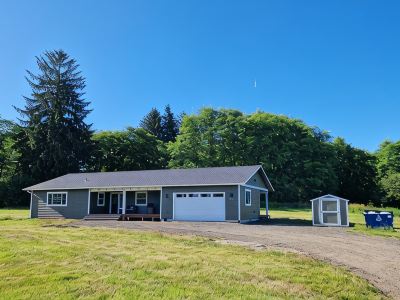 Cozy Pnw Escape in Town with Hidden Creek Spot, Perfect for Exploring Olympic NP