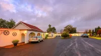 Azalea Motel - parking
