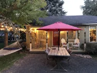 Charming studio cottage on quiet street with beautiful landscaping and gardens. - 3-Star