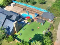 Pool, Hot Tub, Amazing Turf, Games Galore Luxury Villa in OKC - 프라이빗 풀