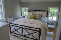 Wellness Suite Nestled In Downtown Burlington - Balkoner