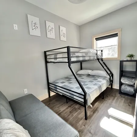 J19 North • King Suite • Stay & Ride•Direct Trail Access•in Town•WiFi•Room for 7