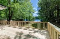 Private Beach Lake House! Kayaks, Sunset, Firepit