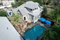 Sparkling pool • Historic 6-BR Oasis Near Downtown - مسبح خاص