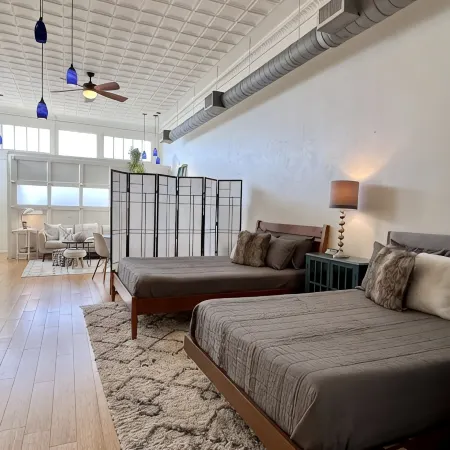 Gorgeous loft in historic building near HPU, restaurants, shops.