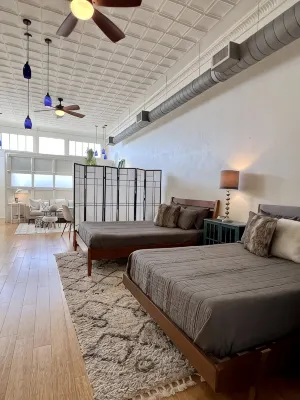 Gorgeous loft in historic building near HPU, restaurants, shops. - พร้อมWifi