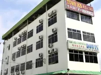 Town Inn Hotel - Rainforest 제란투트 호텔