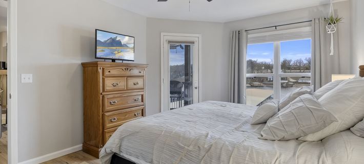 GORGEOUS LAKEFRONT condo with BEACH, 2 pools, and AMAZING views! Hotels in Osage Beach