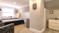 Gorgeous in Downtown Royal Oak! Designer Home, Perfect Reviews, 2 full baths! - Homestays