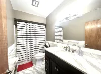 Cozy 3-Bedroom 1 Mile to Downtown & Michigan Stadium w/ Free Parking - พร้อมระเบียง