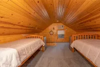 Retreat in Clear Lake, Iowa - GARAGE HANGOUT - Half block from Lake! - 2성급