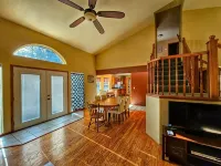 The Peaceful Escape: hiking, fishing, snow skiing. Sleeps 12 - Wifi