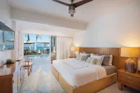Casa La Playa, a 6 Bedroom FULLY STAFFED, MODERN BEACHFRONT VILLA,  Walk to Town