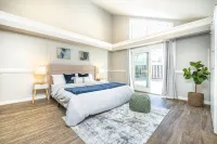 New! Modern & Sleek 4BR home w/high ceilings - Wifi
