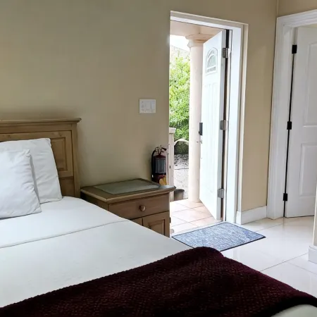 Casa de Bells 2 - Studio apartment with pool, gazebo, private entrance & parking