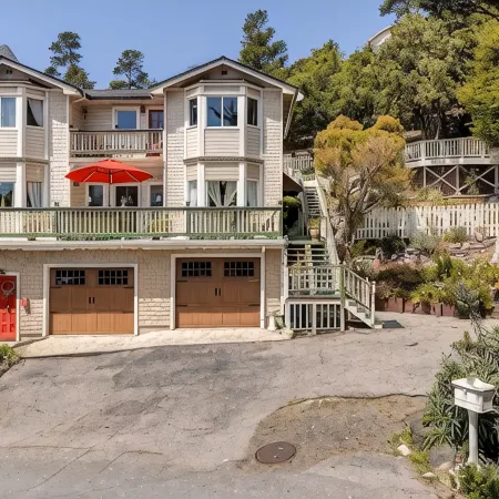 Cambria Victorian Castle: Walk to Beach, Village Shops, Wineries and Galleries!