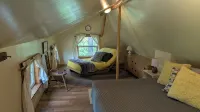 Cozy cabin on a lake just outside of Whitefish - Feriehus