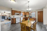 Beautiful home minutes from downtown! - Bungalows