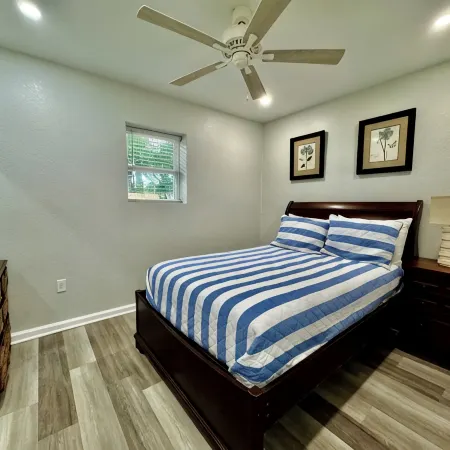 Charming 2-bedroom cottage with full kitchen and WiFi in Pensacola. Sleeps 4.