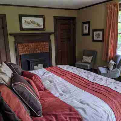 Adirondack Artist Retreat -spacious 5 bedroom w/ 9 person hot tub and more! Rooms