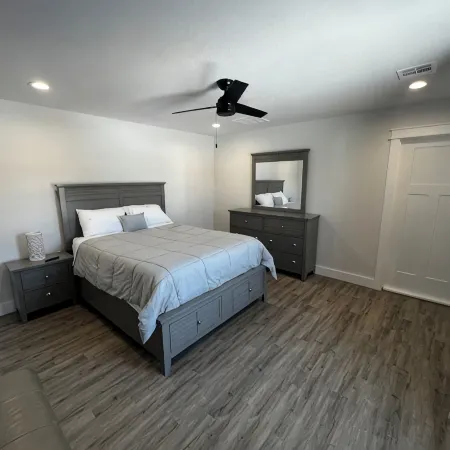 Modern Brand New Getaway. Heated Pool, Hot Tub!