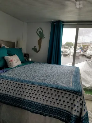 Charlestown Houseboat Walk to attractions Be rocked to sleep - House Boats