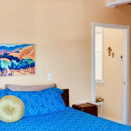 Treetop Lodge - Lose yourself in the views on the westside, close to downtown.