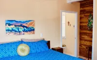 Treetop Lodge - Lose yourself in the views on the westside, close to downtown. - Hot Tub