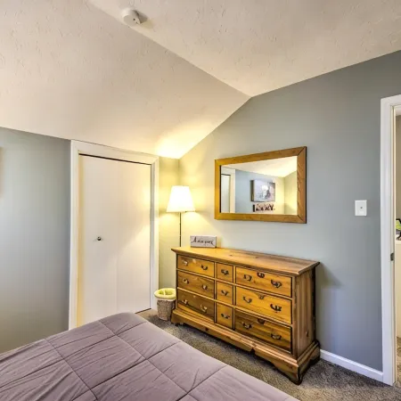 Cozy Wintergreen Ski Chalet -Hot Tub-Walk to Slopes & Family Friendly!
