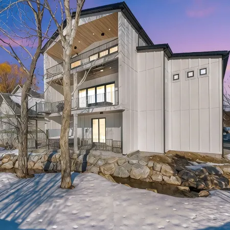 Creekside Cabin: Redlight, Yoga Studio, Sauna, & Cold Plunge; 10-min to skiing