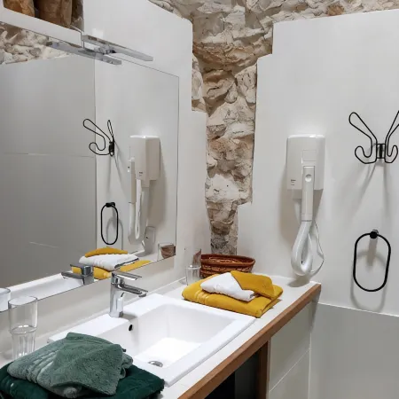 Dans un Écrin de Verdure , Mazet et Piscine Privée Sans Vis-à-vis