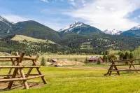 Beautiful Log Cabin in Paradise Valley, Montana - Hytter