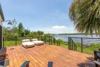 A Luxury Bayfront Retreat with a Resort-Style Pool & Private Dock - Wifi