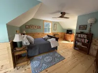 Cozy cabin nestled in the woods, 5 minutes to Sunapee Mountain & lake! - 4-Star