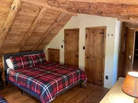 The perfect ADK log cabin getaway on 4 acres and 5 min. to town! - 샬레 호텔