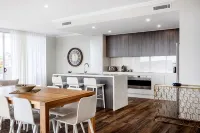 Coastal setting minutes from beach and shops - Boutique