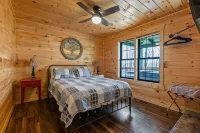 Ridge Top Cabin Retreat w/ Hot Tub & Game Room - 3 stjerner