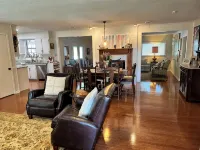 4BR/3BA home, close to square, <2m from stadium - 4-Star