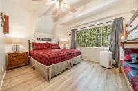 Woodsy Cabin Perfect for a Couple or a Group! - balcony